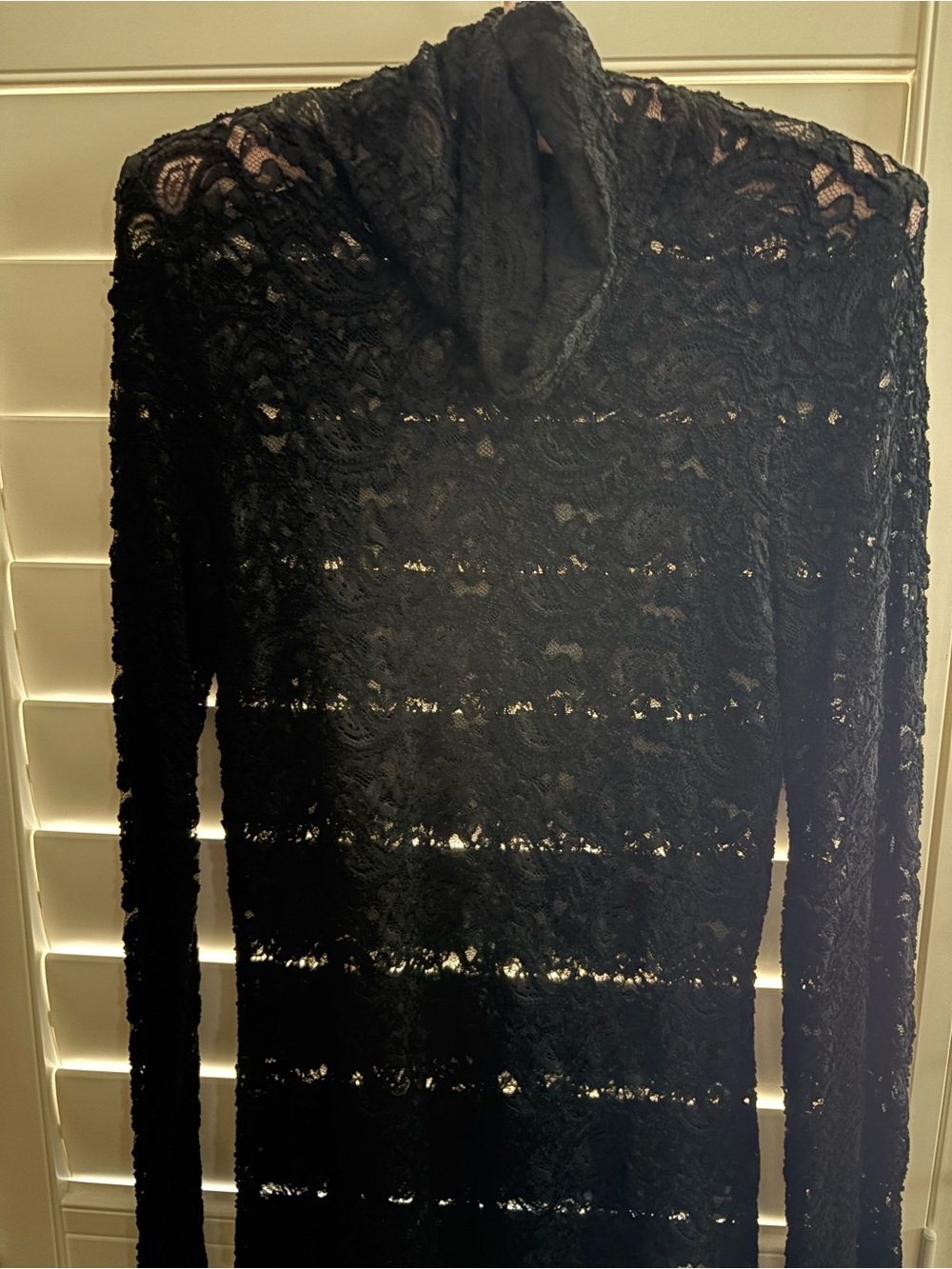 KAREN KANE BLACK FLORAL LACE TURTLNECK STYLE 3L78156 – SIZE M